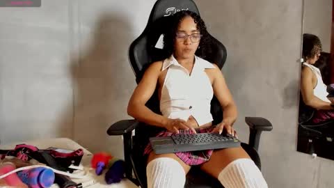 Snapshot of lolareyes1 chatting on February 2026 11:44:01 PM lolareyes1 online show from February 2026 11:44:01 PM