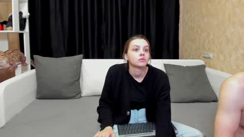 Jean and Isa right couple Mark and Eva left couple online show from January 2025 08:09:01 AM