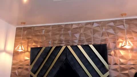  L O R E N Z O  Thumbs Up help  online show from February 2025 05:18:02 PM