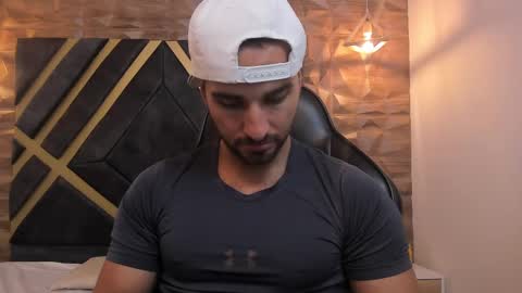  L O R E N Z O  Thumbs Up help  online show from March 2025 05:28:02 PM