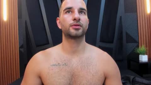  L O R E N Z O  Thumbs Up help  online show from November 2025 05:14:02 PM