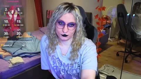 Lori -----------------------------------    online show from November 2025 01:43:01 PM