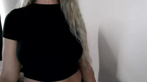 Snapshot of love_on_ chatting on June 2026 02:34:01 PM LoVe On online show from June 2026 02:34:01 PM