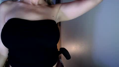 Snapshot of love_on_ chatting on July 2026 02:15:02 AM LoVe On online show from July 2026 02:15:02 AM