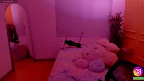 Snapshot of lovely_emma18 chatting on May 2026 01:30:01 PM Emma online show from May 2026 01:30:01 PM