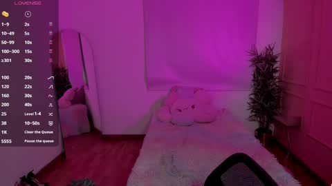 Snapshot of lovely_emma18 chatting on May 2026 01:28:01 PM Emma online show from May 2026 01:28:01 PM
