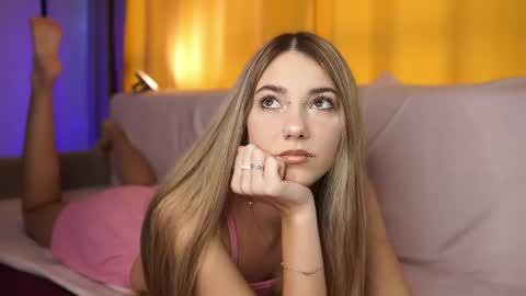 lovelygracee online show from April 2026 02:33:01 PM