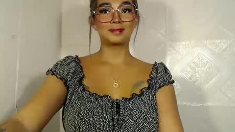 Snapshot of lovelykayleexx chatting on December 2024 04:50:01 PM ara online show from December 2024 04:50:01 PM