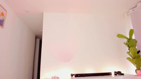 Lucia online show from October 2025 05:01:01 PM