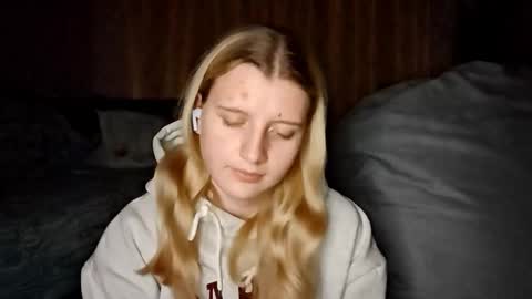 Monika online show from October 2025 08:09:01 PM