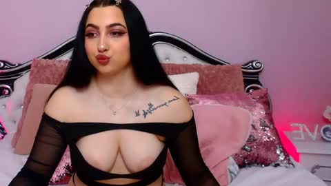 Snapshot of luckyymia chatting on May 2026 05:52:01 PM Mia online show from May 2026 05:52:01 PM