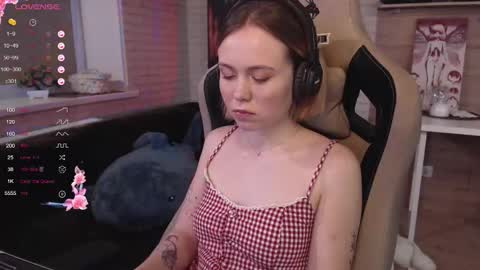 Snapshot of lucy_mirror chatting on October 2025 09:26:01 PM Lucy online show from October 2025 09:26:01 PM