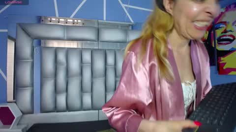 Snapshot of lucy_ny chatting on September 2025 01:55:02 PM SleepyAbuela online show from September 2025 01:55:02 PM