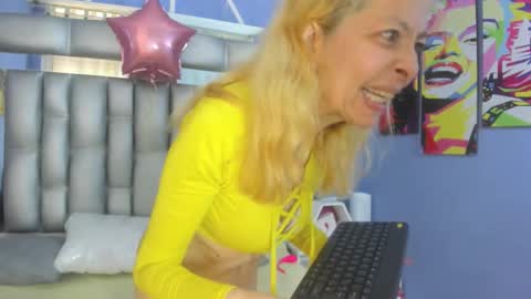 Snapshot of lucy_ny chatting on November 2025 03:16:02 PM SleepyAbuela online show from November 2025 03:16:02 PM