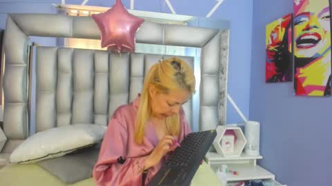 Snapshot of lucy_ny chatting on November 2025 05:24:01 PM SleepyAbuela online show from November 2025 05:24:01 PM