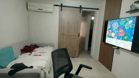 luis_flr online show from September 2025 10:33:02 PM