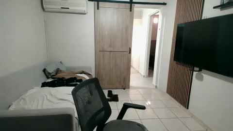 luis_flr online show from October 2025 05:41:02 PM