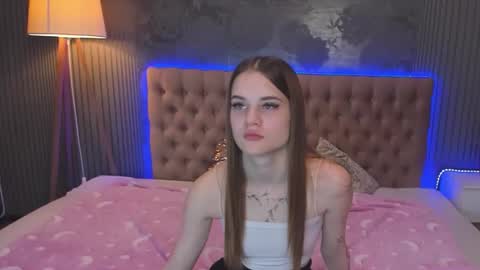 LuisaClover online show from November 2025 01:43:03 PM