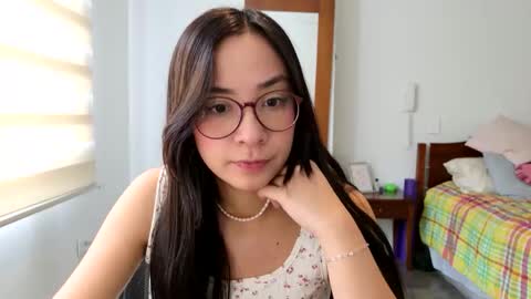 Snapshot of lulibee_ chatting on April 2026 01:11:01 PM Luli online show from April 2026 01:11:01 PM