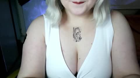 Snapshot of lulovia chatting on February 2026 09:22:01 PM lulovia online show from February 2026 09:22:01 PM