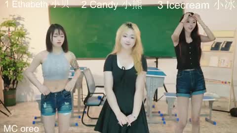 Snapshot of luminagirl02 chatting on April 2026 03:44:02 AM lumina girls online show from April 2026 03:44:02 AM