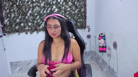 Luna  online show from October 2025 08:51:02 PM