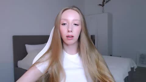 Luna online show from November 2025 09:59:02 PM