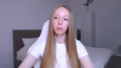 Luna online show from November 2025 08:52:01 PM