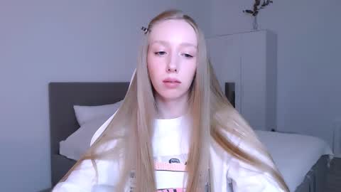 Luna online show from November 2025 08:52:02 PM