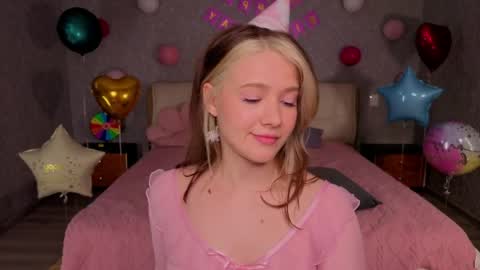 Snapshot of luna_moran chatting on June 2026 06:52:02 AM Lina online show from June 2026 06:52:02 AM