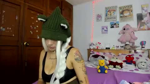 Snapshot of lunacristal_moon chatting on October 2025 05:17:02 AM lunacristal_moon online show from October 2025 05:17:02 AM