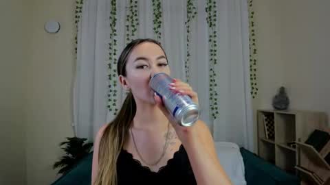 lunacurly_ online show from December 2025 11:28:02 AM