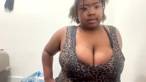 lunamoth00 online show from January 2026 01:05:02 PM