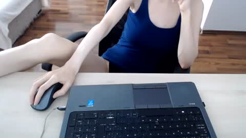lunavibe_ online show from July 2026 12:00:02 PM