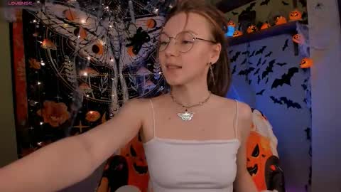 Snapshot of lyra_thenymph chatting on October 2025 10:30:01 AM Lyra online show from October 2025 10:30:01 AM