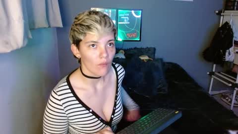 Snapshot of mackenziemoon chatting on February 2025 09:34:02 AM Noah Askew online show from February 2025 09:34:02 AM