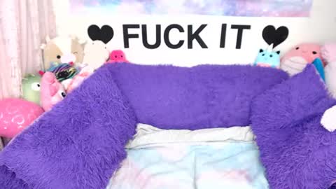 Mackenzie Wolfe online show from July 2026 04:10:02 AM