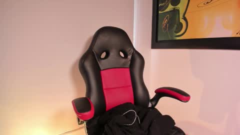 Madelaine  online show from November 2025 02:50:01 PM