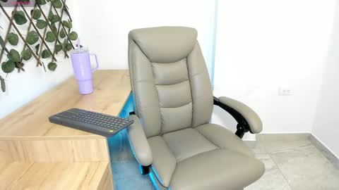 Snapshot of madeleine_w chatting on April 2026 12:46:01 AM Madeleine online show from April 2026 12:46:01 AM