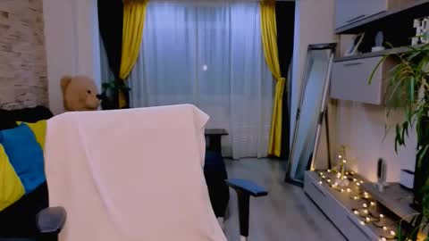 Madye Roberts online show from November 2025 11:48:01 PM