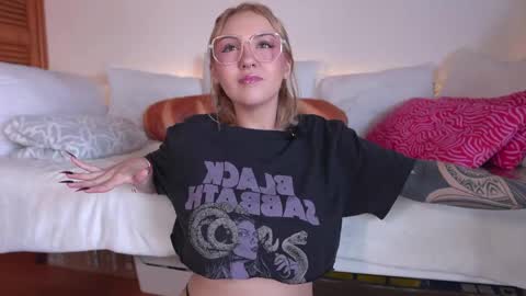 Snapshot of maeeve_ chatting on May 2026 02:00:01 PM Maeve schedule 11 am- 530 pm colombia time online show from May 2026 02:00:01 PM