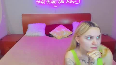 Lili and Bella online show from December 2025 07:53:02 PM