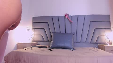 maia_520 online show from December 2025 06:47:02 PM