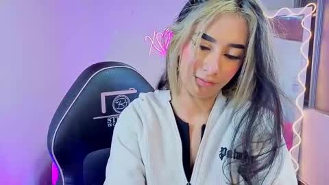 Malory  online show from November 2025 07:01:02 PM