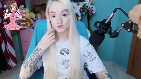 Manuela online show from March 2025 08:38:02 PM