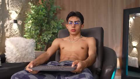 Snapshot of marcoyethan chatting on December 2025 07:44:01 PM Marco and Ethan online show from December 2025 07:44:01 PM