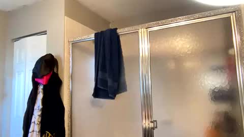 Snapshot of mari_bee chatting on March 2026 10:35:02 PM Mari Bee online show from March 2026 10:35:02 PM