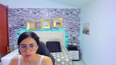 Mariana online show from February 2025 08:11:02 PM