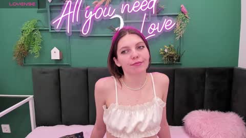 Snapshot of marie_reyes_ chatting on December 2024 05:12:01 AM Mary 3 online show from December 2024 05:12:01 AM