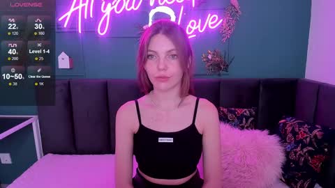 Snapshot of marie_reyes_ chatting on December 2024 01:53:02 AM Mary 3 online show from December 2024 01:53:02 AM